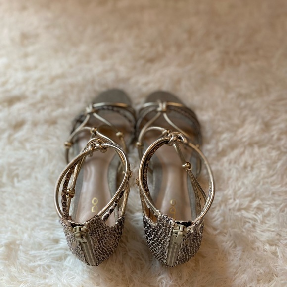 Gorgeous pair of summer sandals - Picture 2 of 3